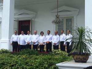 Para menteri baru kabinet kerja yang telah diumumkan oleh Presiden Jokowi, berfoto bersama di halaman Istana Merdeka, Jakarta, Rabu (27/7) siang. (Foto: Rahmad/Humas)