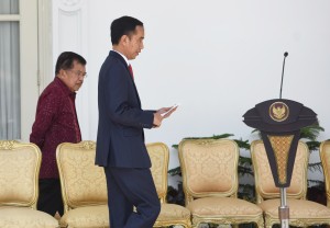 Presiden Joko Widodo (Jokowi) didampingi Wakil Presiden Jusuf Kalla, Menteri Sekretaris Negara (Mensesneg) Pratikno, dan Sekretaris Kabinet (Seskab) Pramono Anung secara resmi mengumumkan perombakan atau reshuffle kabinet, di halaman Istana Merdeka, Jakarta, Rabu (27/7) siang.