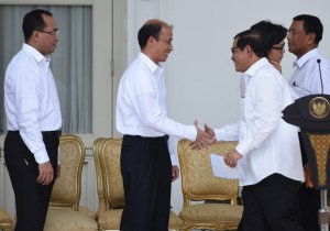 Presiden Joko Widodo (Jokowi) didampingi Wakil Presiden Jusuf Kalla, Menteri Sekretaris Negara (Mensesneg) Pratikno, dan Sekretaris Kabinet (Seskab) Pramono Anung secara resmi mengumumkan perombakan atau reshuffle kabinet, di halaman Istana Merdeka, Jakarta, Rabu (27/7) siang.