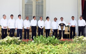 Presiden Joko Widodo (Jokowi) didampingi Wakil Presiden Jusuf Kalla, Menteri Sekretaris Negara (Mensesneg) Pratikno, dan Sekretaris Kabinet (Seskab) Pramono Anung secara resmi mengumumkan perombakan atau reshuffle kabinet, di halaman Istana Merdeka, Jakarta, Rabu (27/7) siang.