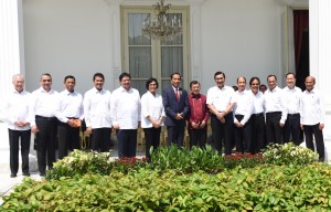 Presiden Joko Widodo (Jokowi) didampingi Wakil Presiden Jusuf Kalla, Menteri Sekretaris Negara (Mensesneg) Pratikno, dan Sekretaris Kabinet (Seskab) Pramono Anung secara resmi mengumumkan perombakan atau reshuffle kabinet, di halaman Istana Merdeka, Jakarta, Rabu (27/7) siang.