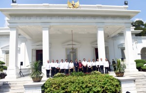 Presiden Joko Widodo (Jokowi) didampingi Wakil Presiden Jusuf Kalla, Menteri Sekretaris Negara (Mensesneg) Pratikno, dan Sekretaris Kabinet (Seskab) Pramono Anung secara resmi mengumumkan perombakan atau reshuffle kabinet, di halaman Istana Merdeka, Jakarta, Rabu (27/7) siang.