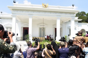 Presiden Joko Widodo (Jokowi) didampingi Wakil Presiden Jusuf Kalla, Menteri Sekretaris Negara (Mensesneg) Pratikno, dan Sekretaris Kabinet (Seskab) Pramono Anung secara resmi mengumumkan perombakan atau reshuffle kabinet, di halaman Istana Merdeka, Jakarta, Rabu (27/7) siang.
