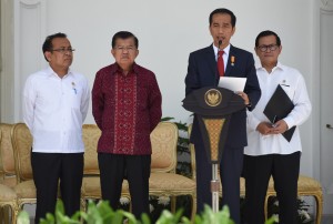 Presiden Joko Widodo (Jokowi) didampingi Wakil Presiden Jusuf Kalla, Menteri Sekretaris Negara (Mensesneg) Pratikno, dan Sekretaris Kabinet (Seskab) Pramono Anung secara resmi mengumumkan perombakan atau reshuffle kabinet, di halaman Istana Merdeka, Jakarta, Rabu (27/7) siang.