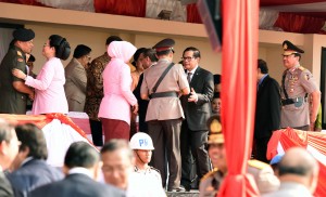 Seskab Pramono Anung memberikan ucapan selamat kepada Kapolri Jenderal Pol. Tito Karnavian, usai sertijab, Kamis (14/7) pagi, di PTIK, Kebayoran Baru, Jakarta.