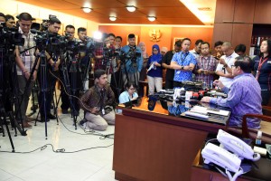 Seskab Pramono Anung memberi keterangan kepada wartawan, di ruang kerjanya, Jakarta, Jumat (15/7) siang. (Foto: Rahmat/Humas)