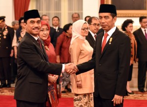 Presiden Joko Widodo (Jokowi) melantik Komjen Pol. Suhardi Alius menjadi Kepala Badan Nasional Penanggulangan Terorisme (BNPT) dan Penny Kusumastuti Lukito menjadi Kepala Badan Pengawas Obat dan Makanan (BPOM), di Istana Negara, Jakarta, Rabu (20/7) pagi.