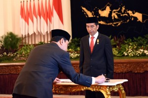 Presiden Joko Widodo (Jokowi) melantik Komjen Pol. Suhardi Alius menjadi Kepala Badan Nasional Penanggulangan Terorisme (BNPT) dan Penny Kusumastuti Lukito menjadi Kepala Badan Pengawas Obat dan Makanan (BPOM), di Istana Negara, Jakarta, Rabu (20/7) pagi.