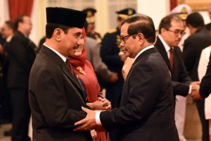 Presiden Joko Widodo (Jokowi) melantik Komjen Pol. Suhardi Alius menjadi Kepala Badan Nasional Penanggulangan Terorisme (BNPT) dan Penny Kusumastuti Lukito menjadi Kepala Badan Pengawas Obat dan Makanan (BPOM), di Istana Negara, Jakarta, Rabu (20/7) pagi.