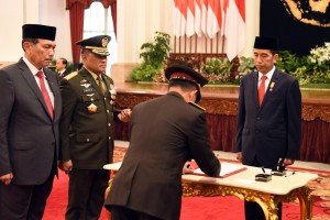 Presiden Jokowi melantik Jenderal Polisi Tito Karnavian menjadi Kepala Kepolisian RI menggantikan Jenderal Polisi Badrodin Haiti di Istana Negara Jakarta, Rabu(13/7) Siang.