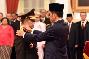 Presiden Jokowi menyematkan pangkat bintang 4 kepada Tito Karnavian, yang telah dilantiknya sebagai Kapolri, di Istana Negara, Jakarta, Rabu (13/7) siang. (Foto: Rahmat/Humas)