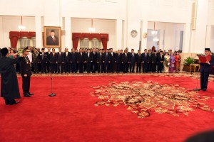 Presiden Jokowi melantik Jenderal Polisi Tito Karnavian menjadi Kepala Kepolisian RI menggantikan Jenderal Polisi Badrodin Haiti di Istana Negara Jakarta, Rabu(13/7) Siang.