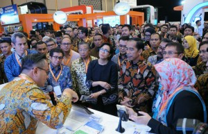 Photo Caption: President Joko Widodo inspects the exhibition of Indonesia Fintech Festival and Conference (IFFC) on Tuesday (30/8), at the Indonesia Convention Exhibition (ICE), Bumi Serpong Damai (BSD), Tangerang, Banten