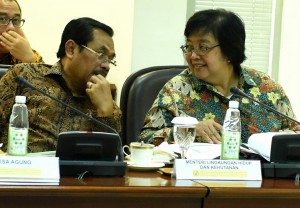 Menteri KLH Siti Nurbaya dan Jaksa Agung Prasetyo saat menghadiri ratas mengenai kebakaran hutan dan lahan, Jumat (12/8) siang, di Kantor Presiden, Jakarta. (Foto: Humas/Rahmat)