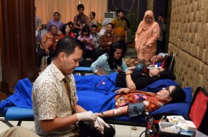 Penasehat DWP Setkab Hani Pramono melakukan donor darah, pada HUT DWP Setkab ke-1, Jumat (26/8), di Aula Serba Guna Gedung III Kemensetneg. (Foto: Humas/Jay)