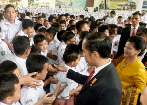 Para siswa SMP Al Ma'soem berebut menyalami Presiden Jokowi dan Ibu Negara Iriana, yang mengunjungi Yayasan Al Ma'soem, di Jatinangor, Sumedang, Jabar, Senin (8/8) siang. (Foto: Cahyo/Setpres) 