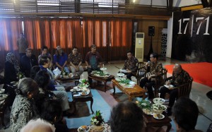 Presiden Jokowi berdialog dengan para budayawan di Galeri Nasional, Jakarta, Selasa (23/8) sore. (Foto: Humas/Jay)