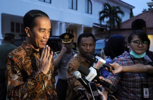 Presiden Jokowi menjawab pertanyaan wartawan usai berdialog dengan budayawan di Galeri Nasional, Jakarta (23/8). (Foto:Humas/Jay)