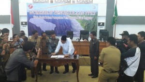 Gubernur Bengkulu Ridwan Mukti dan sejumlah pejabat menandatangani Deklarasi Pembangunan Pulau Enggano, di kantor Gubernur Bengkulu, Senin (15/8) pagi