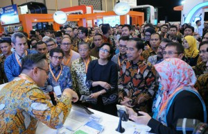 Presiden Jokowi meninjau pameran di IFFC, yang digelar di ICE, BSD, Tangerang, Banten, Selasa (30/8) pagi. (Foto: Humas/Jay)