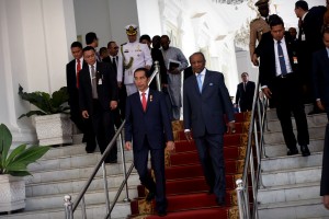 Presiden Jokowi berjalan bersama Presiden Guinea Alpha Condé, yang berkunjung ke Istana Merdeka, Jakarta, Rabu (3/8) siang. (Foto: OJI/Humas)