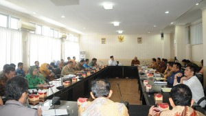 Pertemuan Komisi II DPR RI dengan Pemprov Bengkulu beserta bupati dan wakil bupati serta SKPD di seluruh Bengkulu, Kamis (11/8) siang, di Kantor Gubernur Bengkulu. (Foto: Humas/Jay)