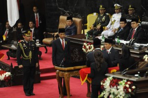 Presiden Jokowi saat menyerahkan RAPBN 2017 ke Ketua DPR di Senayan, Jakarta (16/8). (Foto: Humas/Rahmat)