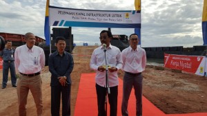 Gubernur Kepri Nurdin Basirrun melepas kapal infrastruktur listrik ke 3 pulau terdepan, di galangan kapal Kampung Bulang, Kamis (25/8) pagi,
