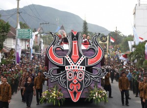 Presiden Jokowi didampingi Ibu Negara Iriana ikut langsung Karnaval Kemerdekaan Pesona Danau Toba, di Balige, Toba Samosir, Sumut, Minggu (21/8) sore. (Foro: Anggun/Humas) 