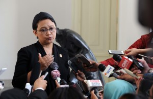 Menlu Retno Marsudi memberi keterangan kepada wartawan, di Istana Merdeka, Jakarta, Rabu (3/8) pagi. (Foto: JAY/Humas)