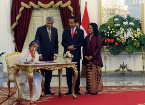 Presiden Jokowi didampingi Ibu Negara Iriana dan PM Sri Lanka Ranil Wickramasinghe menyaksikan Ibu Maithree Wickramasinghe, menandatangani buku tamu di Istana Merdeka, Jakarta, Rabu (3/8) pagi. (Foto: JAY/Humas)