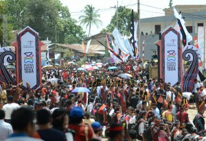Warga sekitar kawasan Danau Toba sangat antusias menyaksikan Karnaval Kemerdekaan Pesona Danau Toba, Minggu (21/8) sore. (Foto: Deny S./Humas)
