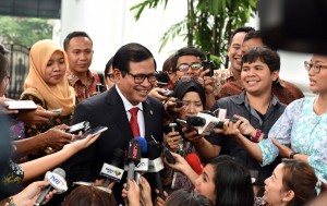 Seskab Pramono Anung menjawab pertanyaan wartawan usai pelantikan anggota KPU Hasyim Asy'ari, Senin (29/8) pagi, di Istana Negara, Jakarta. (Foto: Humas/Jay)