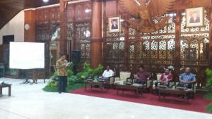 Wakil Bupati Tulungagung Maryoto Birowo menyampaikan laporan saat menyambut kunjungan kerja Komisi II DPR, yang dipimpin Al Muzamil Yusuf, di pendopo Pemkab Tulungagung, Jatim, Kamis (12/8) malam.