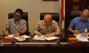 Kepala Staf Presiden Teten Masduki menandatangani MoU dengan Direktur Eksekutif INFID Sugeng Bahagijo dan Ketua Badan Pengurus BP2DK Semuel A Pangerapan, di Bina Graha, Jakarta, Kamis (25/8) siang.