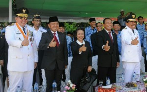 Gubernur Bengkulu Ridwan Mukti dan Deputi Kemaritiman Setkab Ratih Nurdiati hadir dalam Peringatan HUT ke-71 Kemerdekaan RI, di Pulau Enggano, Rabu (17/8) pagi. (Foto: JAY/Humas)
