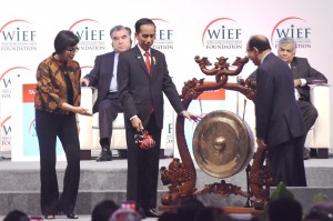Menkeu Sri Mulyani (kiri) mendampingi Presiden Jokowi membuka World Islamic Economic Forum, di JCC, Jakarta, Selasa (2/8) pagi. (Foto: Rahmad/Humas)