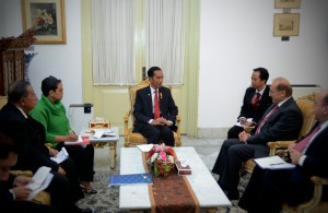 Presiden Jokowi dengan Deputi PM untuk Hubungan Ekonomi dan Menteri Industri Yordania Naser Judeh, Selasa (2/8), di Istana Merdeka, Jakarta. (Foto: Humas/Oji)