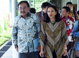 Menteri BUMN Rini Soemarno dan Waseskab Bistok Simbolon usai mengikuti ratas di Kantor Presiden, Jakarta, Jumat (12/8) sore. (Foto: Humas/Rahmat)