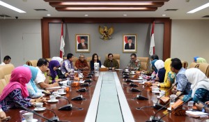 Seskab Pramono Anung didampingi Waseskab Bistok Simbolon menerima 30 perwakilan Bidan PTT dan Tenaga Honorer bersama Anggota DPR Rieke Diah Pitaloka, Senin (29/8), di Ruang Rapat Seskab, Gd. III Kemensetneg, Jakarta. (Foto: Humas/Jay)