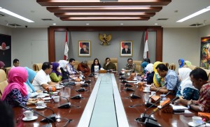 Seskab Pramono Anung didampingi Waseskab Bistok Simbolon menerima 30 perwakilan Bidan PTT dan Tenaga Honorer bersama Anggota DPR Rieke Diah Pitaloka, Senin (29/8), di Ruang Rapat Seskab, Gd. III Kemensetneg, Jakarta. (Foto: Humas/Jay)