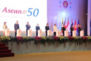 President Joko Widodo with the leaders of ASEAN countries launch the logo of Visit ASEAN@50 at the opening of ASEAN Summit at NCC, Vientiane, Laos, on Tuesday (6/9) afternoon (Picture: Edi N/Public Relations Office)