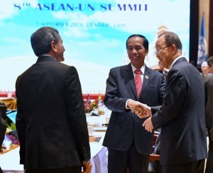 President Jokowi has a nice conversation with Secretary-General of the United Nations Ban Ki-moon on the sidelines of the ASEAN-United Nations Summit on Wednesday (7/9), at the National Convention Center, Vientiane, Laos