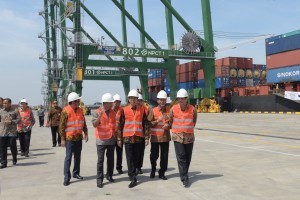 President Jokowi visits First New Priok Container Terminal in Kalibaru, TanjungPriok, North Jakarta, Tuesday (13/9). (Photo by: Public Relations Division/Oji)