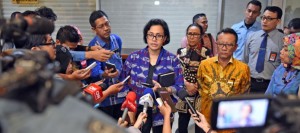 Menkeu Sri Mulyani Indrawatididampingi Dirjen Pajak menjawab wartawan terkait sikap Singapura terkait program tax amnesty, di Jakarta, Kamis (15/9) malam.