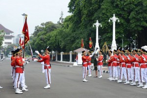 Upacara pergantian pasukan jaga Istana Kepresidenan, Jakarta, Minggu (25/9) pagi. (Foto: Kris/BPMI Setpres)