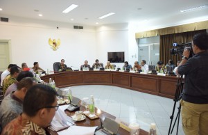 Presiden Jokowi saat memimpin Rapat Terbatas tentang pendidikan dan pelatihan vokasi di Kantor Presiden, Selasa (13/9) sore. (Foto: Humas/Deni)