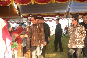 Presiden Jokowi menghampiri dan berjabat tangan dengan Ibu-ibu hamil penerima PMT, di Lapangan Kantor Kecamatan Jambon, Kabupaten Ponorogo, Jatim, Senin (19/9) sore. (Foto: Humas/Oji)
