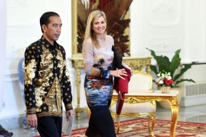 residen Jokowi didampingi Ibu Negara Iriana Joko Widodo menerima kunjungan Ratu Maxima selaku Utusan Khusus PBB untuk Inklusi Keuangan, Kamis (1/9) pagi, di Istana Merdeka, Jakarta.