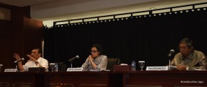 Menkeu Sri Mulyani Indrawati didampingi Plt Menteri ESDM Luhut Pandjaitan dan Wakil Menkeu Mardiasmo menyampaikan keterangan pers terkait revisi PP No. 79/2010, di kantor Kemenkeu, Jakarta, Jumat (23/9)